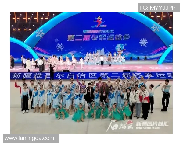 蓝色头发的足球明星女孩展现独特魅力与运动激情 蓝色头发的足球明星女孩展现独特魅力与运动激情