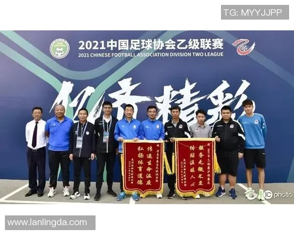 足球明星亲临医院慰问病人传递温暖与希望的感人故事