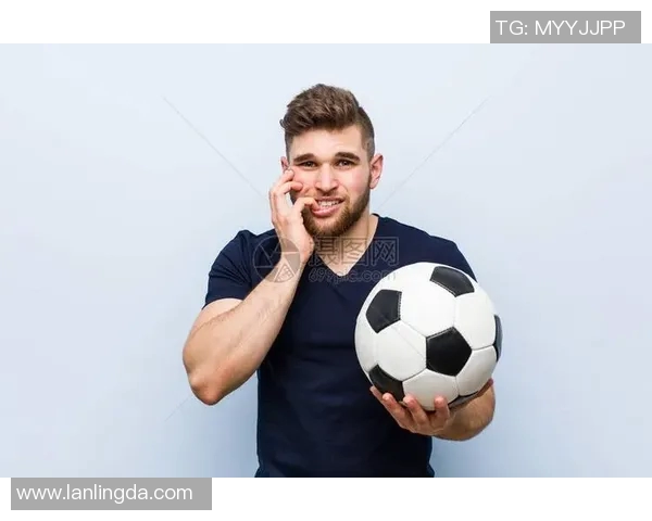 足球明星咬指甲瞬间捕捉展现紧张情绪与比赛压力的真实写照