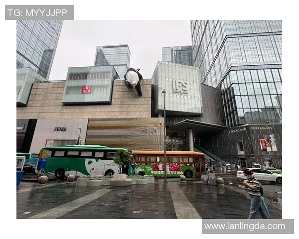 足球明星齐聚成都太古里共庆盛典引发球迷热潮